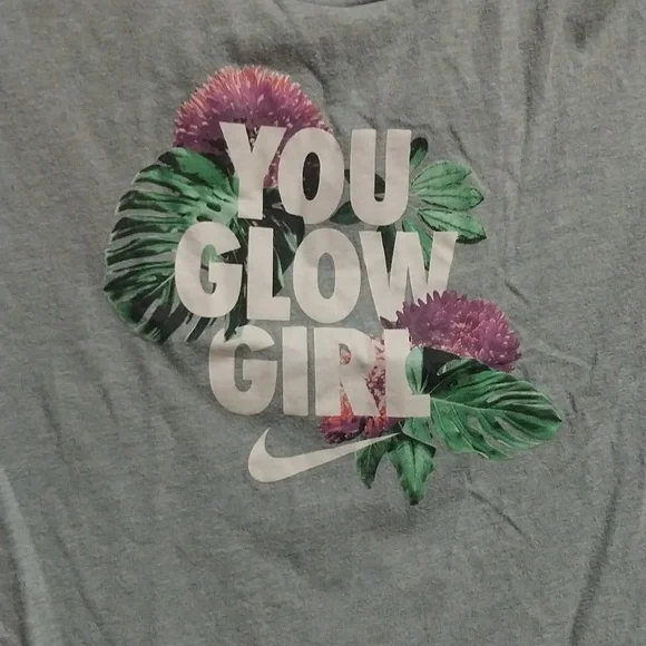 Girls The Nike Tee size S (5) - Picture 2 of 3